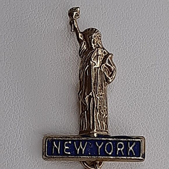 Vtg 14k plated Statue of Liberty 60 Pin Brooch New York Souvenir Blue 1960 Chain - Picture 2 of 7